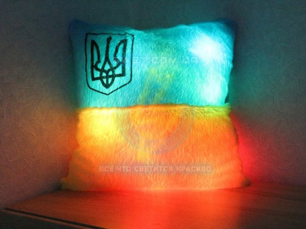 Патриотичная светящаяся подушка с  Тризубом